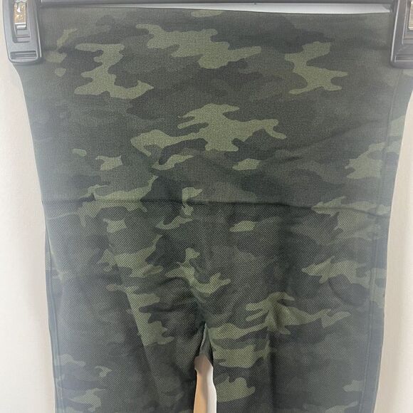 Spanx Stretchy Green Camo Compression Leggings 7/8  Size M - Picture 5 of 7